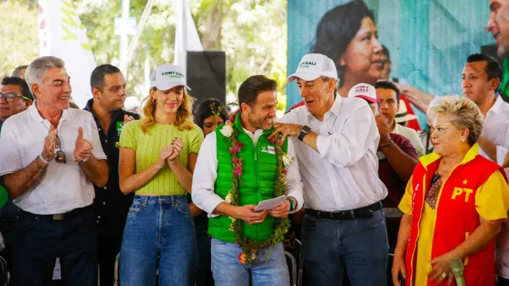 Reaparece el panista Tony Gali en evento de Morena para apoyar a su hijo