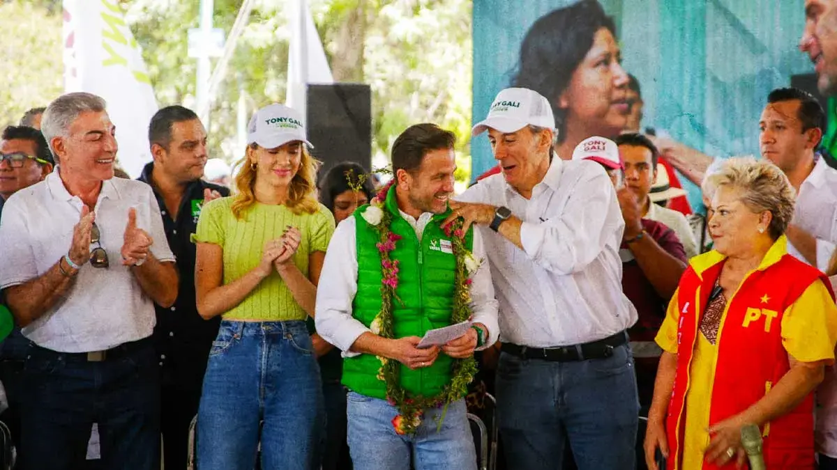 Reaparece el panista Tony Gali en evento de Morena para apoyar a su hijo