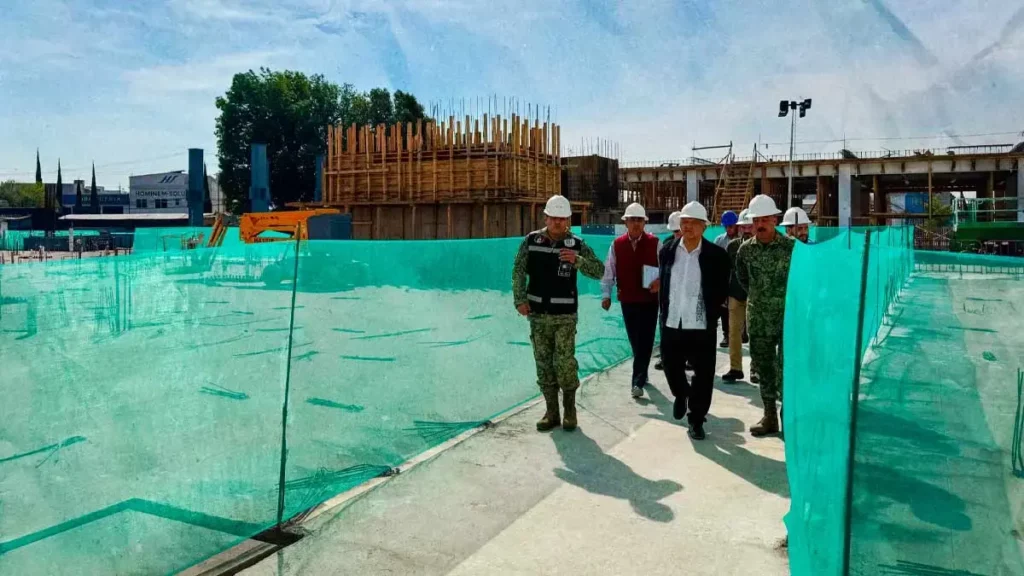 Andrés Manuel López Obrador supervisa avances del IMSS San Alejandro