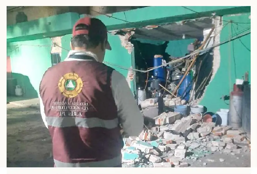 Explosión de tanque de gas en domicilio deja dos personas lesionadas en San Pablo Xochimehuacan