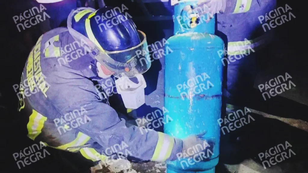 Explosión de tanque de gas en domicilio deja dos personas lesionadas en San Pablo Xochimehuacan