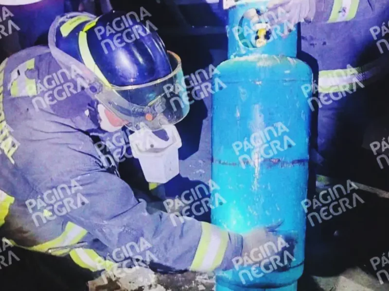 Explosión de tanque de gas en domicilio deja dos personas lesionadas en San Pablo Xochimehuacan