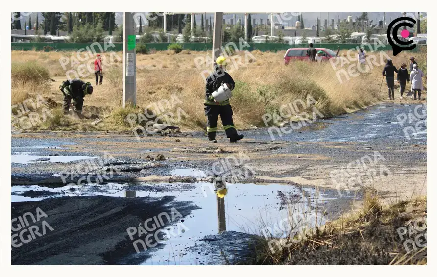 Huachicoleros provocan derrame de crudo y abandonan contenedor en Bosques de Amalucan