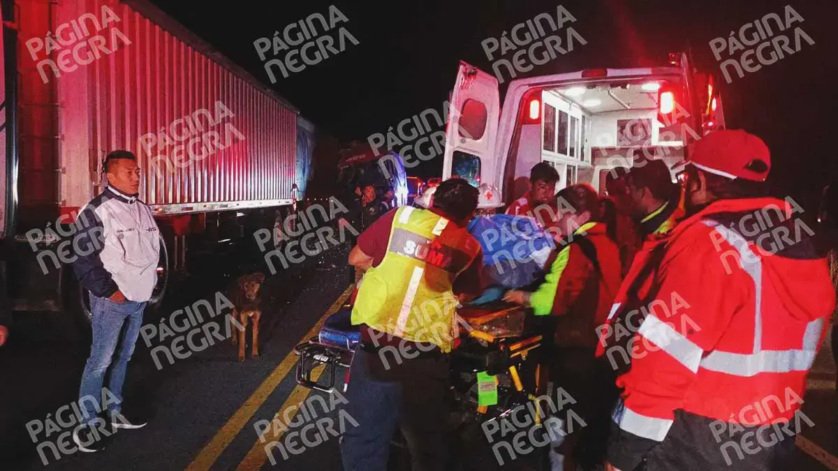 Autobús de Audi choca en Puebla y deja dos prensados y 14 trabajadores lesionados 