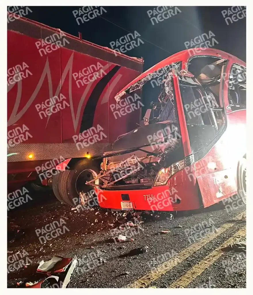 Autobús de Audi choca en Puebla y deja dos prensados y 14 trabajadores lesionados 