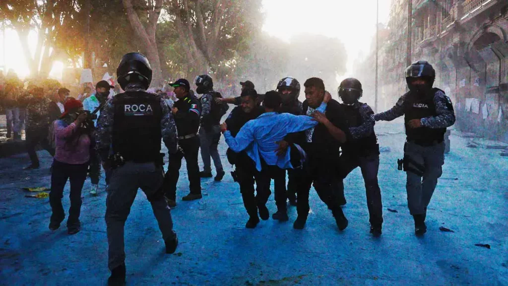 Marcha del 8M 2024 en Puebla: detienen a dos hombres por atacar policías con gasolina