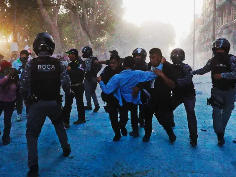 Marcha del 8M 2024 en Puebla: detienen a dos hombres por atacar policías con gasolina