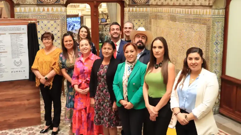 Develan en el Congreso del Estado una placa conmemorativa a las Mujeres Legisladoras de Puebla