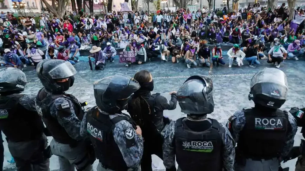 Marcha del 8M 2024 en Puebla: Ayuntamiento rechaza que policías estuvieran armados 