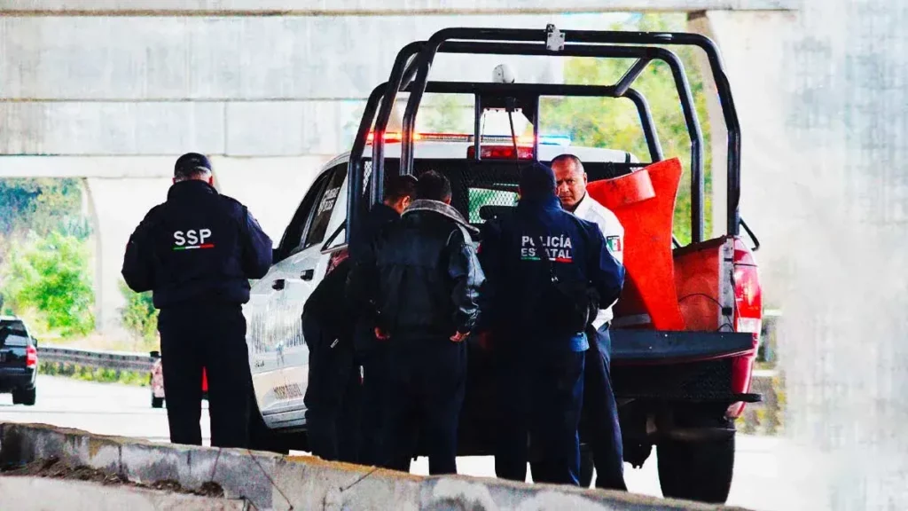 Un auto chocó contra un muro de contención en la autopista México-Puebla