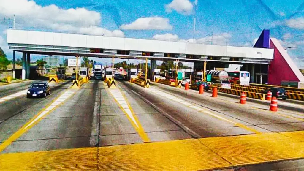 Roban camioneta a pareja en la caseta de Texmelucan; iban a una boda en Val’Quirico
