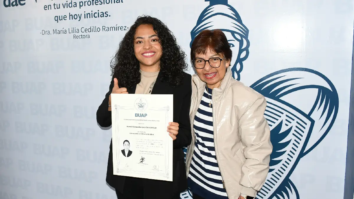 Entrega la Rectora María Lilia Cedillo Ramírez título a egresada con discapacidad auditiva