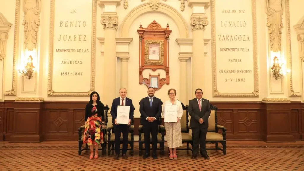 Ayuntamiento de Puebla reconoce como "visitante reconocido" a académicos de la Universidad de Valladolid