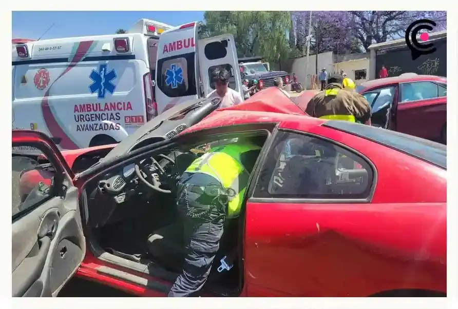Choque frontal dejó a joven prensada en Atlixco, el responsable tiene 16 años