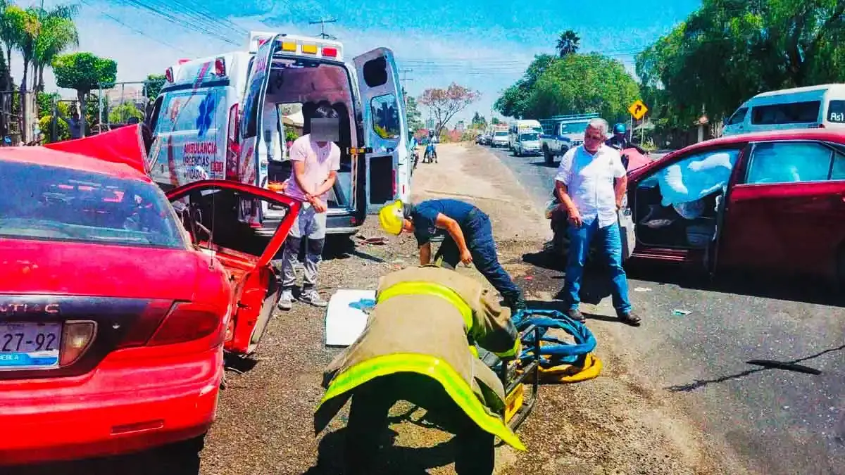 Choque frontal dejó a joven prensada en Atlixco, el responsable tiene 16 años
