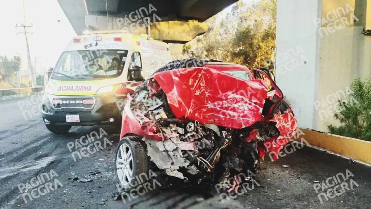 Dos personas murieron prensadas por choque en la autopista México-Puebla