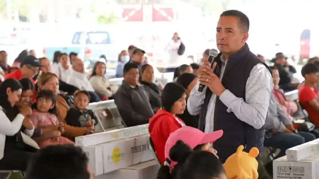 Entrega Mundo Tlatehui calentadores solares del programa Presupuesto Participativo