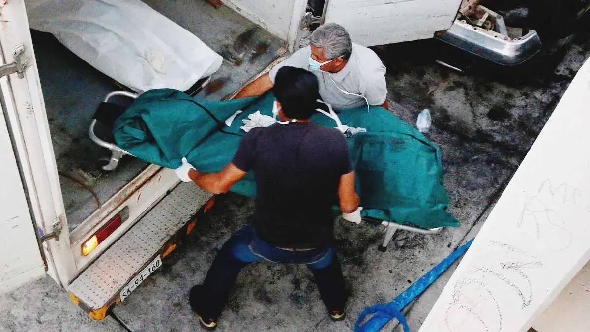 Abandonan dos cuerpos baleados y atados en una camioneta, en Huehuetlán El Chico 