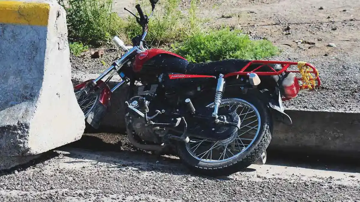 Dos hermanos motociclistas fueron embestidos por una camioneta en Tepanco de López