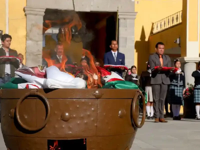 Asiste Mundo Tlatehui a ceremonia de incineración de banderas