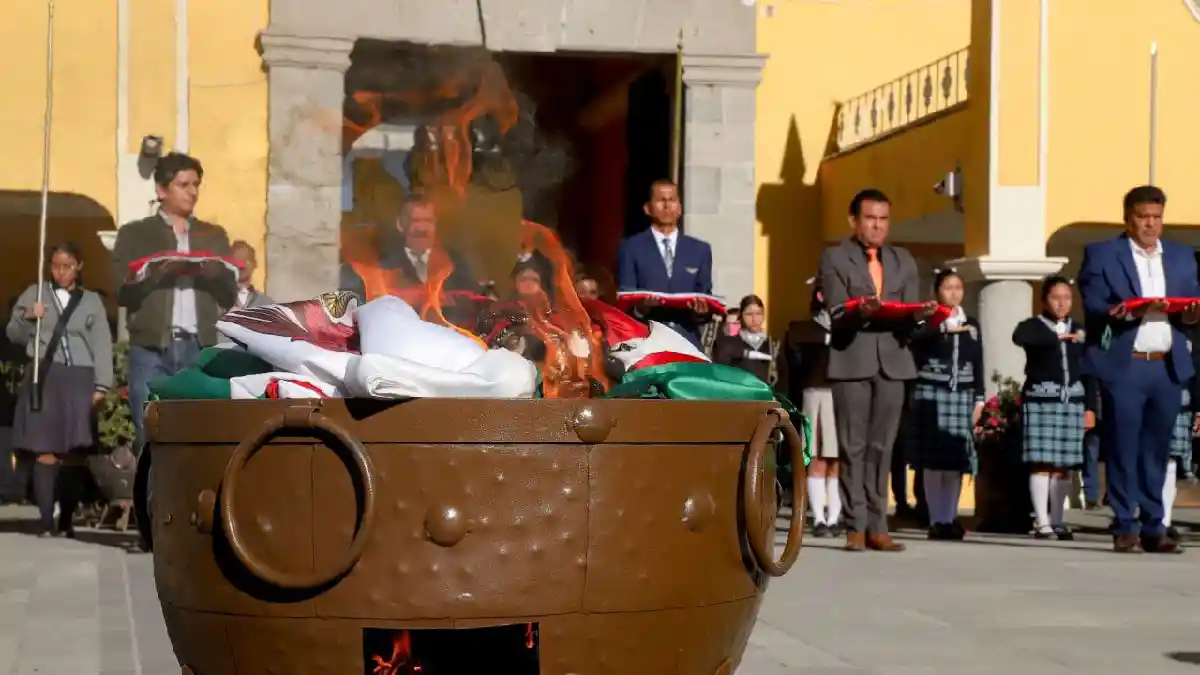 Asiste Mundo Tlatehui a ceremonia de incineración de banderas