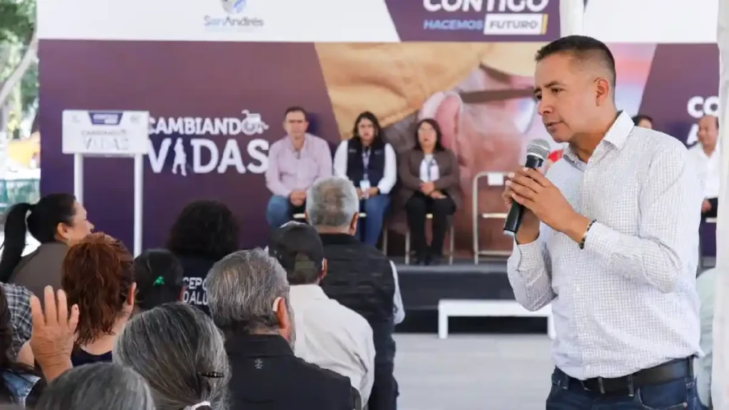 Mundo Tlatehui entrega 270 auxiliares auditivos