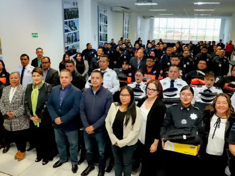 Entrega Mundo Tlatehui uniformes a elementos de la Secretaría De Seguridad Pública