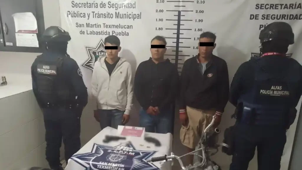 La SSP de San Martín Texmelucan aseguró a tres masculinos con arma de fuego y probable droga