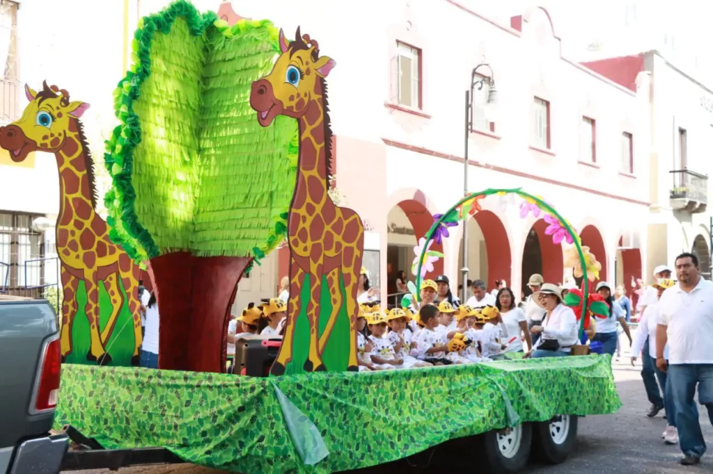 Música, color y alegría durante el desfile de primavera en el valle de Atlixco de las flores