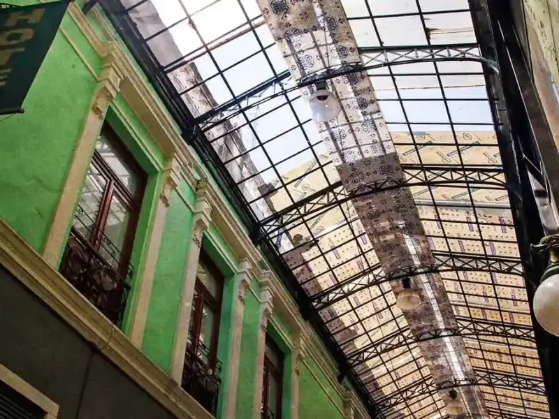 Fuertes vientos rompen vitrales del Pasaje del Ayuntamiento y causan otros destrozos en Puebla