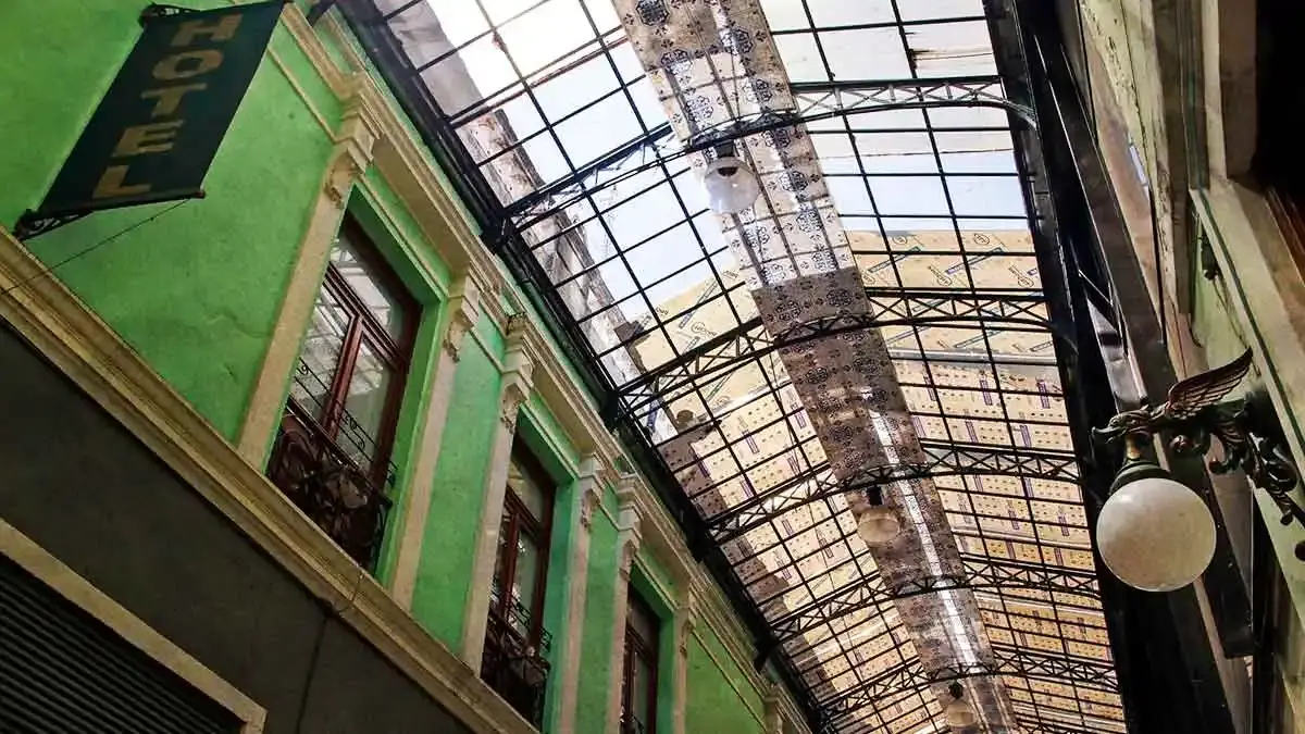 Fuertes vientos rompen vitrales del Pasaje del Ayuntamiento y causan otros destrozos en Puebla