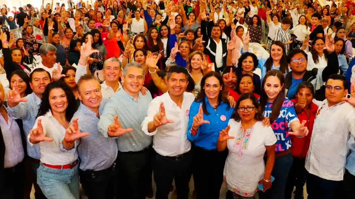 Revela Lalo Rivera a mujeres en Tehuacán que encuestas reportan una tendencia favorable