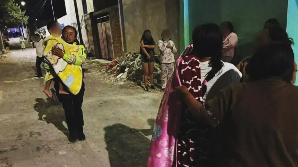 En Puebla, rescatan a familia durante incendio en su casa