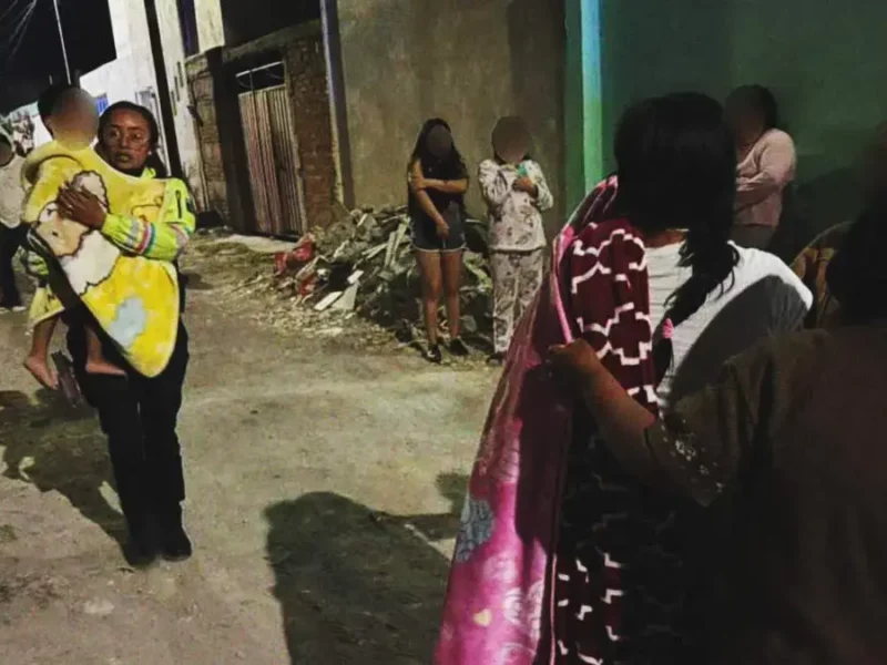 En Puebla, rescatan a familia durante incendio en su casa