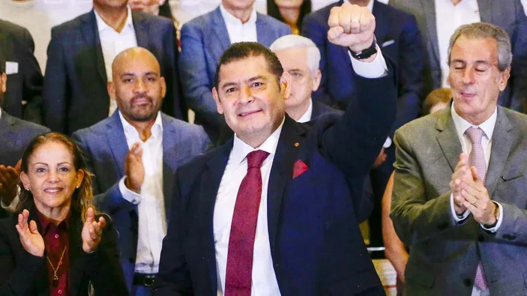 Alejandro Armenta presenta a su equipo de campaña rumbo a la gubernatura de Puebla