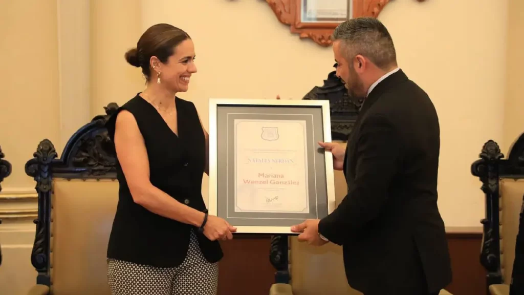 Ayuntamiento de Puebla otorga el Premio Municipal de la Mujer a Mariana Wenzel