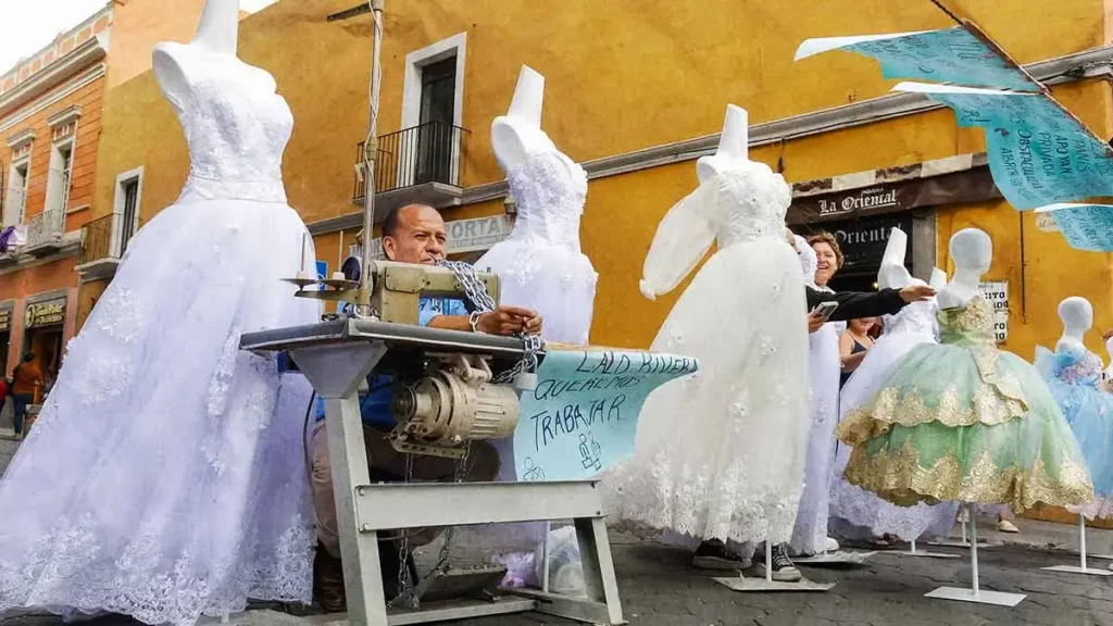 A Manlio le clausuraron su negocio en Puebla y cerró la calle con vestidos