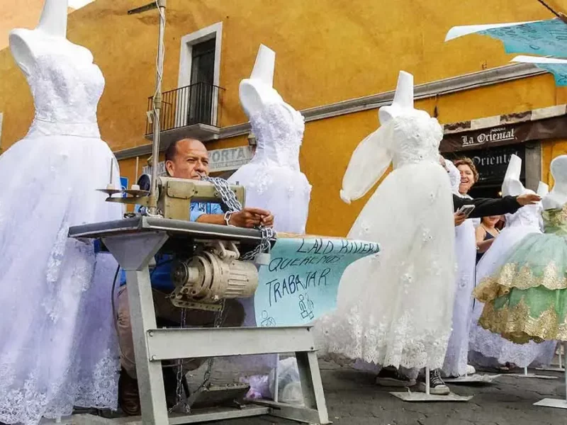 A Manlio le clausuraron su negocio en Puebla y cerró la calle con vestidos