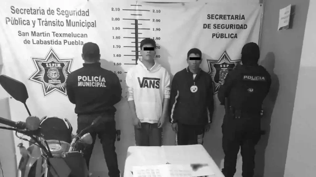 La SSP de Texmelucan detuvo a dos personas con probable droga y un objeto con características a las de un arma de fuego