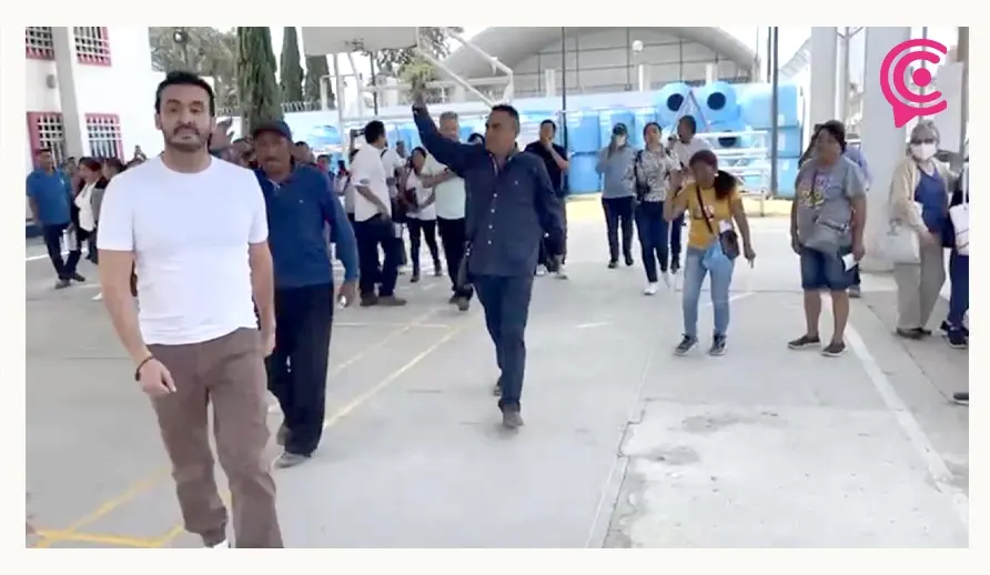 Toño López exhibe entrega de tinacos; Ayuntamiento de Puebla niega infringir la ley