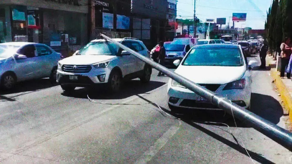 Detienen a conductor ebrio tras provocar daños a cuatro vehículos sobre Calzada Zavaleta 