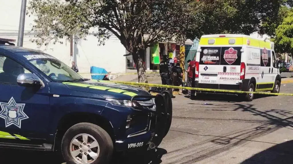 Indigente murió en un camellón por intoxicación etílica en la Cleotilde Torres, Puebla