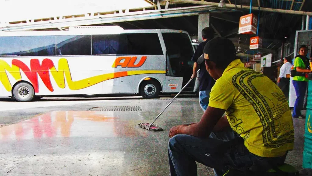 Un adulto mayor murió tras abordar un autobús en Puebla capital