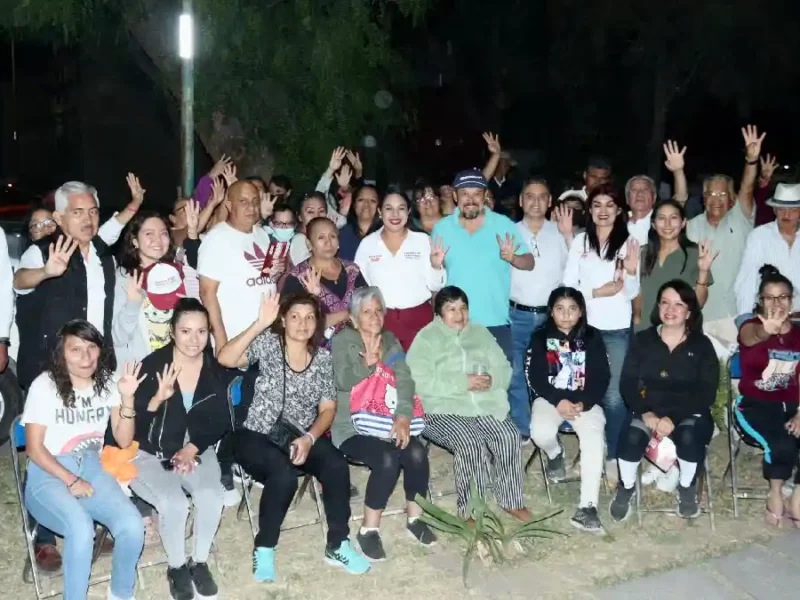 Se reúne Tonantzin Fernández con vecinos de El Campanario