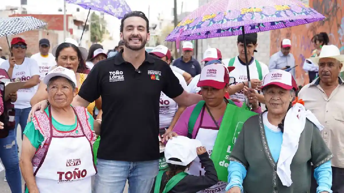 Escuchar, atender y plantear propuestas claras son la base de los recorridos de Toño López