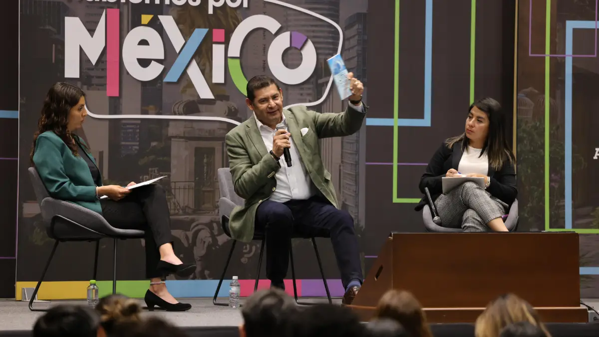 Exitoso diálogo de Armenta con jóvenes de la UPAEP reconociendo que ellas y ellos son el motor del desarrollo