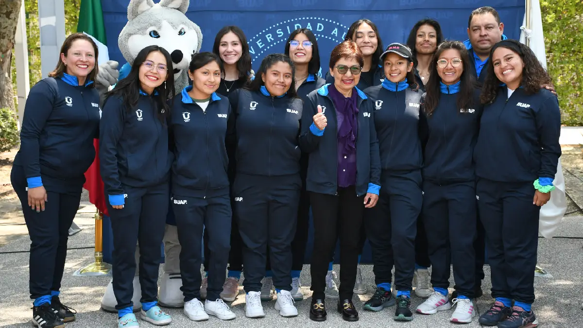 Entrega la Rectora María Lilia Cedillo Ramírez uniformes a la delegación de deportistas de la BUAP