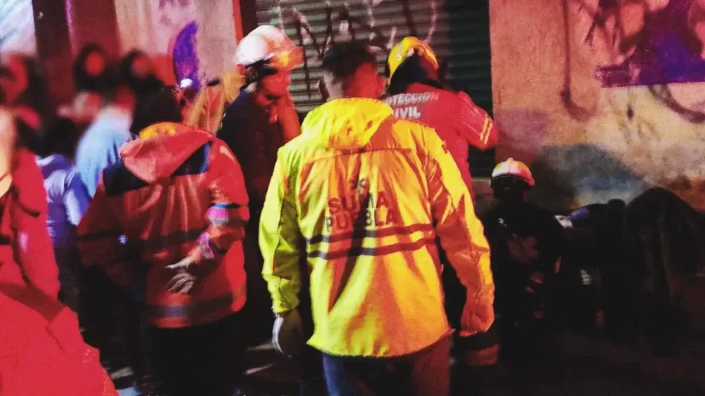 Durante un accidente, volcó un vehículo en barranco de Xonacatepec y dejó seis heridos