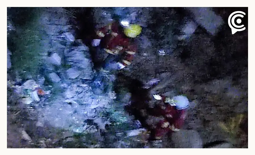 Durante un accidente, volcó un vehículo en barranco de Xonacatepec y dejó seis heridos