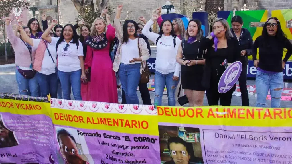 Frente contra Deudores Alimentarios en Puebla irrumpe conferencia de Sebastián Orozco